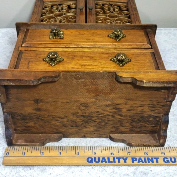 Antique Crafted Wooden & Ornate Brass Tone Jewelry Box.Beautiful Design. - Picture 17 of 17